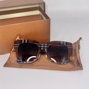 BURBERRY - Full Plaid Sunnies R1.314